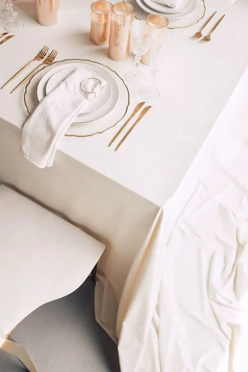 Айвори сервировка за длинным прямоугольным столом