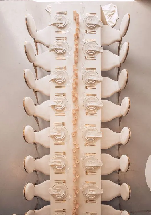 Айвори сервировка за длинным прямоугольным столом