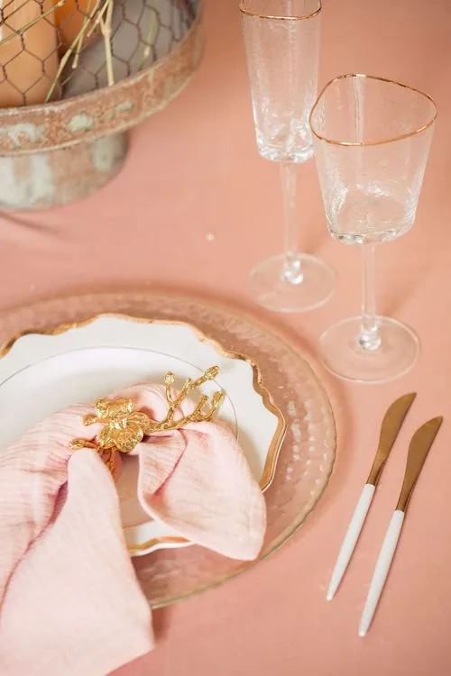 Акцентные сеты за круглым столом