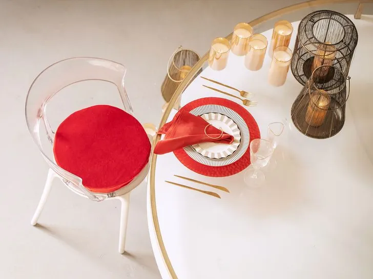 Акцентные сеты за круглым столом