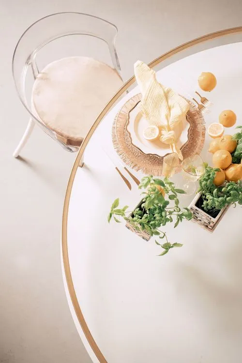 Акцентные сеты за круглым столом