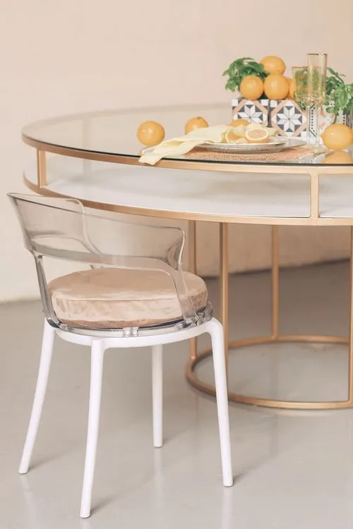 Акцентные сеты за круглым столом