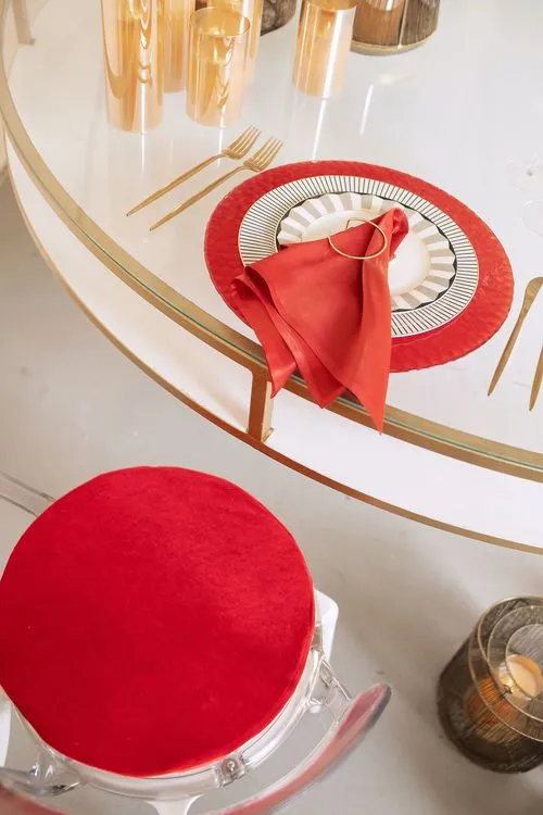 Акцентные сеты за круглым столом