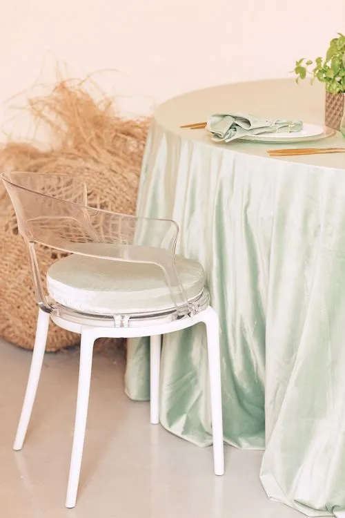 Акцентные сеты за круглым столом