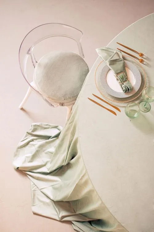 Акцентные сеты за круглым столом