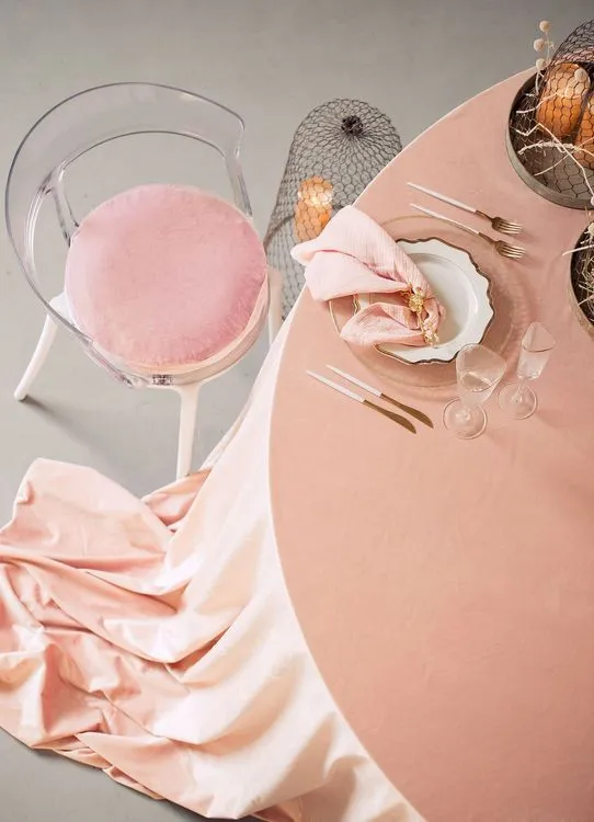 Акцентные сеты за круглым столом