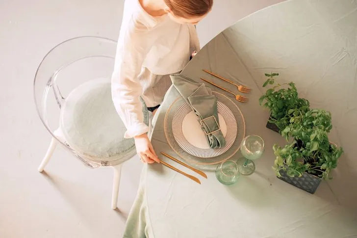 Акцентные сеты за круглым столом