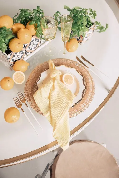 Акцентные сеты за круглым столом