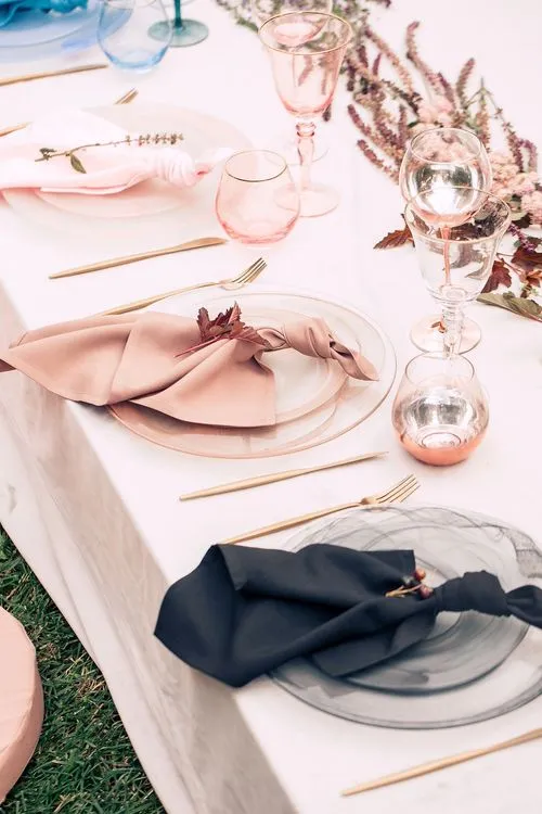 Акварельные оттенки за прямоугольным столом