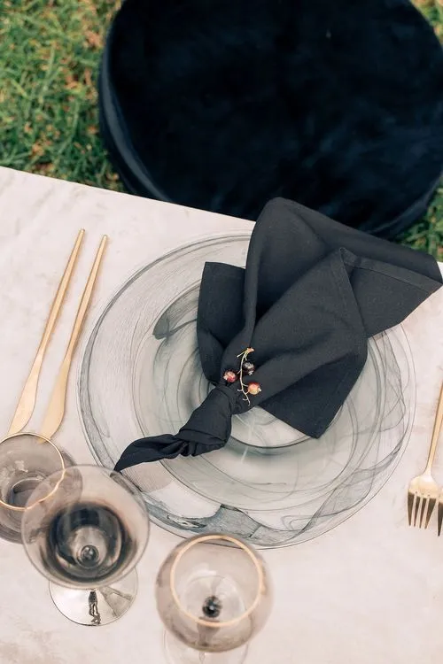 Акварельные оттенки за прямоугольным столом