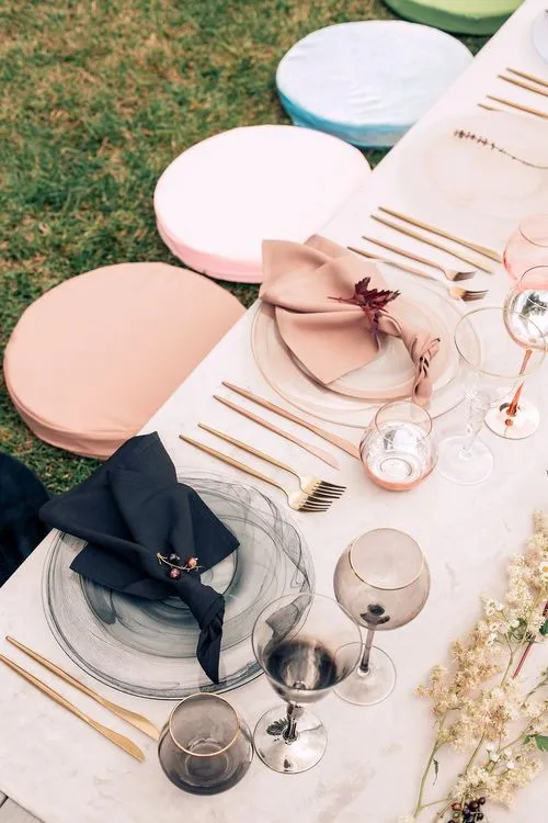 Акварельные оттенки за прямоугольным столом