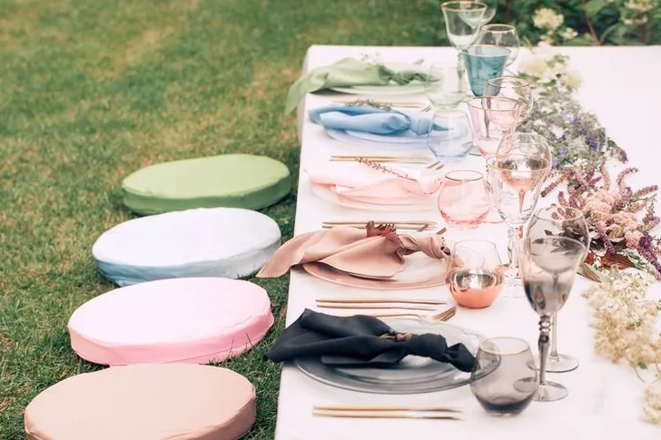 Акварельные оттенки за прямоугольным столом