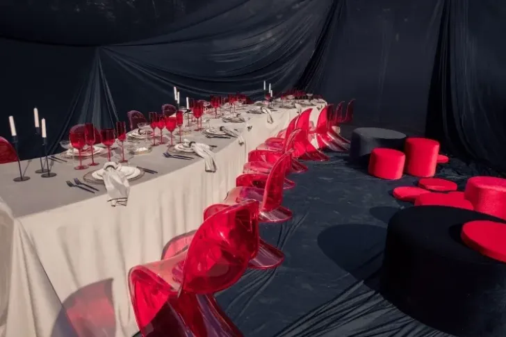 Бархатная волна с красными акцентами