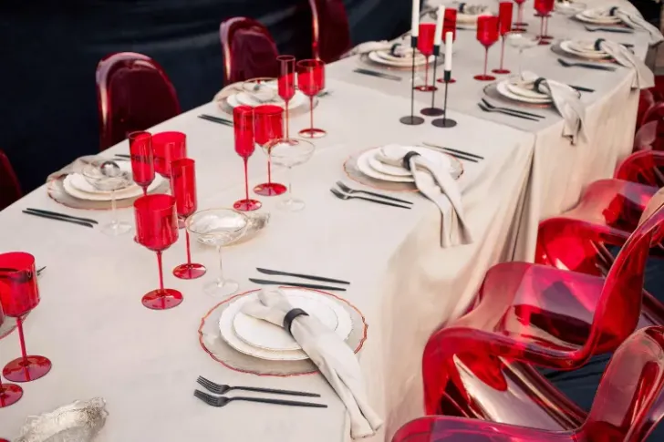 Бархатная волна с красными акцентами