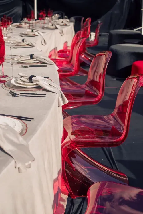 Бархатная волна с красными акцентами