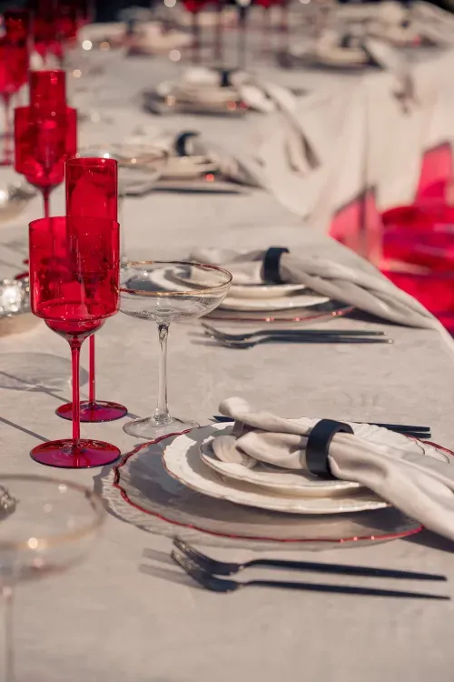 Бархатная волна с красными акцентами