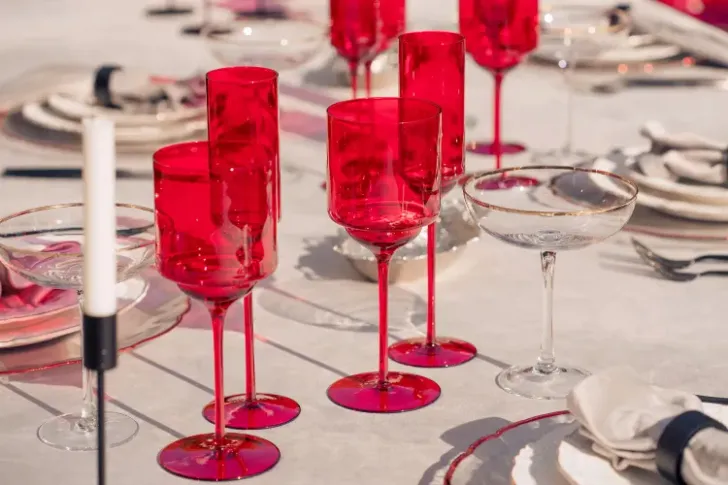 Бархатная волна с красными акцентами