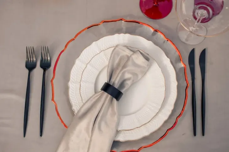 Бархатная волна с красными акцентами