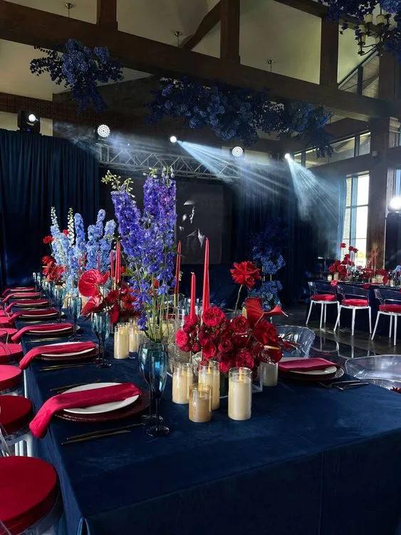 Бархатный сет с красными акцентами