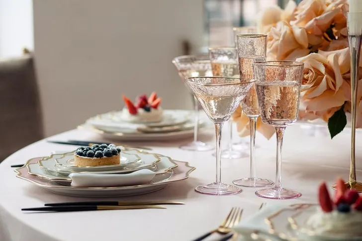 Бело-розовый сет за круглым столом