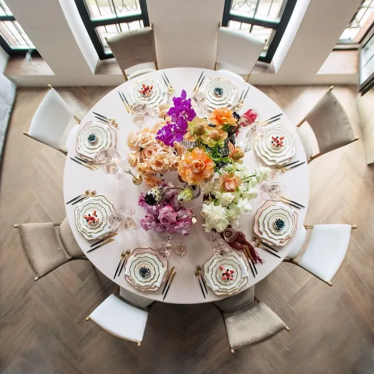 Бело-розовый сет за круглым столом