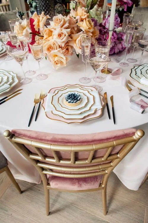 Бело-розовый сет за круглым столом