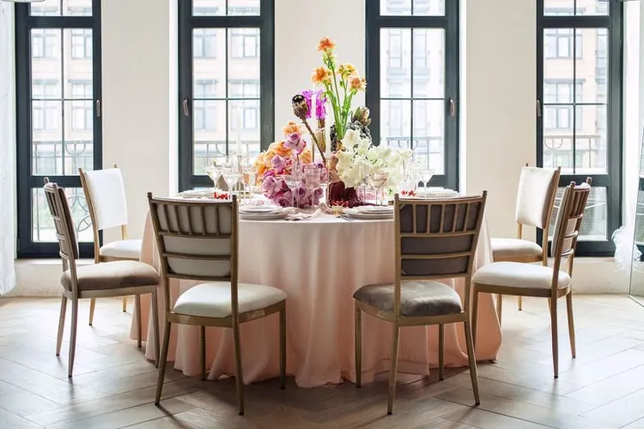 Бело-розовый сет за круглым столом