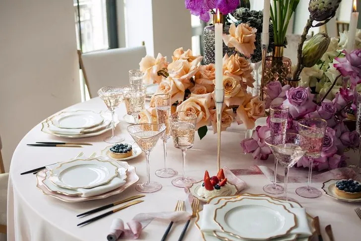 Бело-розовый сет за круглым столом
