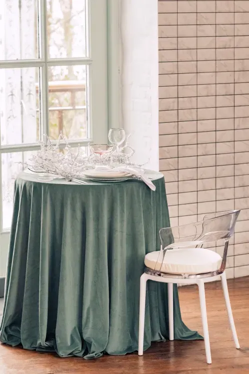 Бело-золотой сет и ментоловый бархат за круглым столом