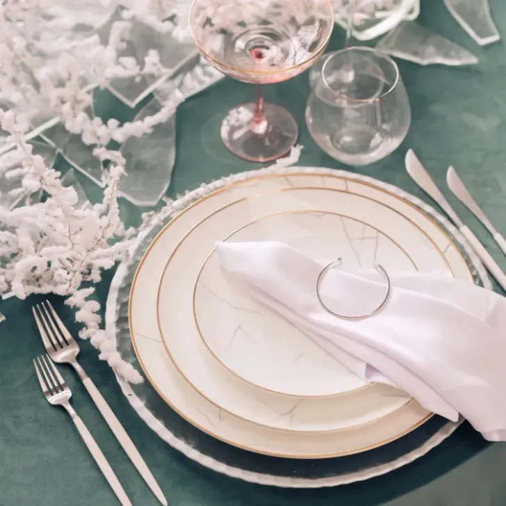 Бело-золотой сет и ментоловый бархат за круглым столом