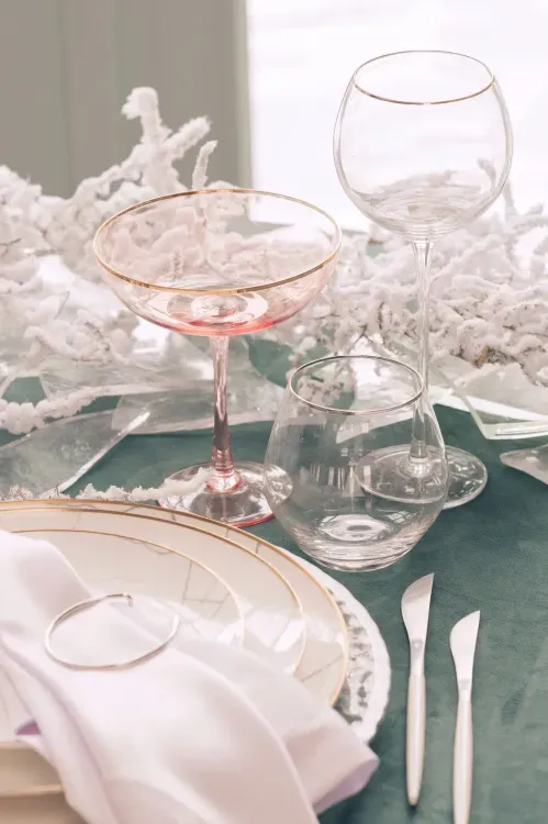 Бело-золотой сет и ментоловый бархат за круглым столом