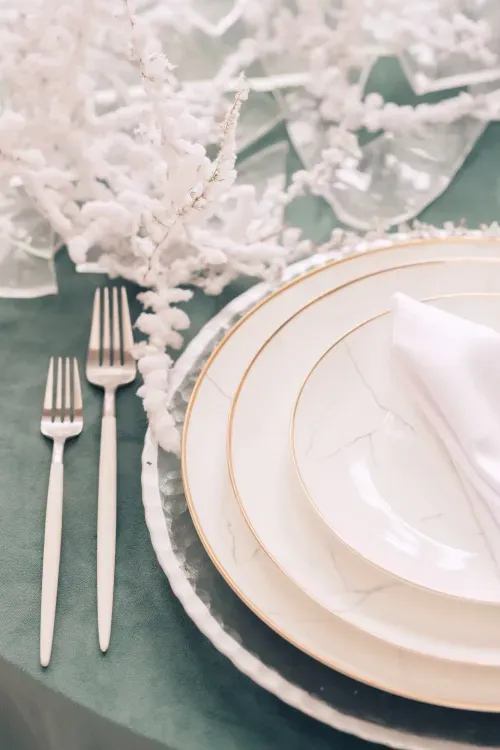 Бело-золотой сет и ментоловый бархат за круглым столом