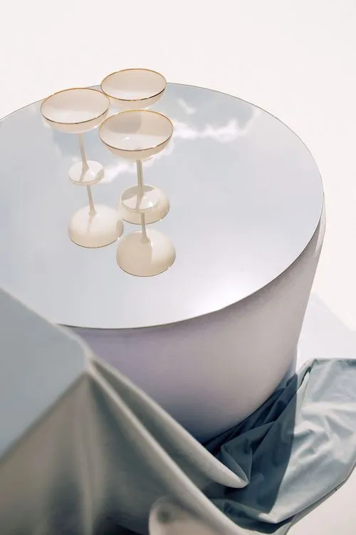 Бело-голубой сет за прямоугольным столом