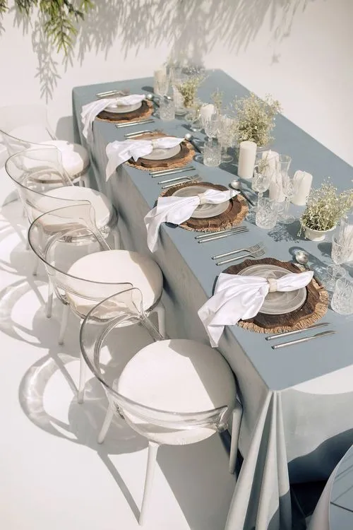 Бело-голубой сет за прямоугольным столом