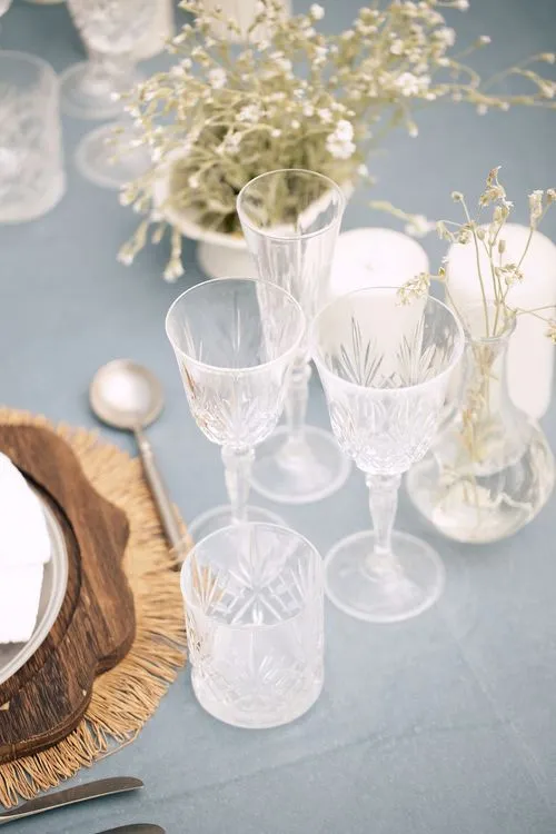 Бело-голубой сет за прямоугольным столом