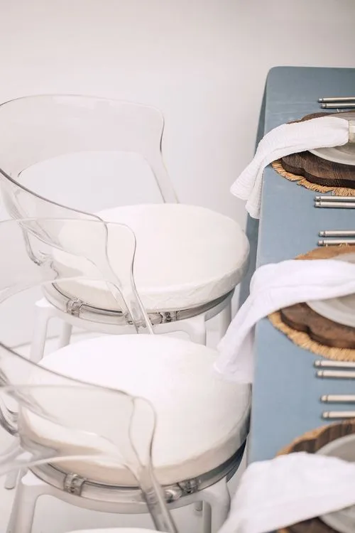 Бело-голубой сет за прямоугольным столом