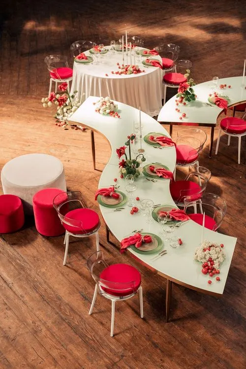 Бело-красный сет за столом-волна