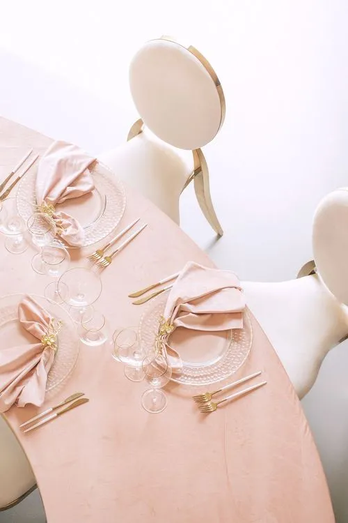 Бело-розовый сет за столом волна