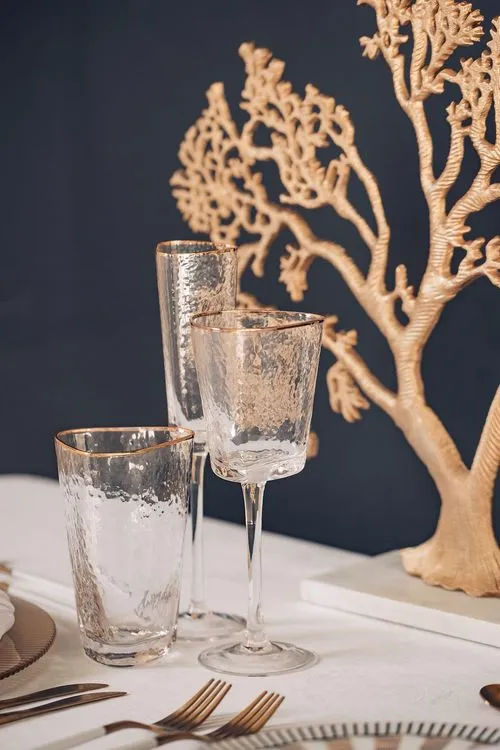 Белый сет с золотыми акцентами за прямоугольным столом