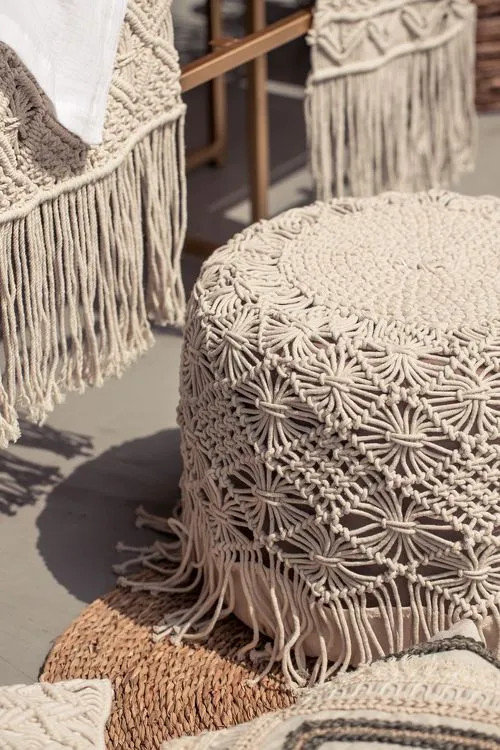 Бежевый бохо-сет с пуфами