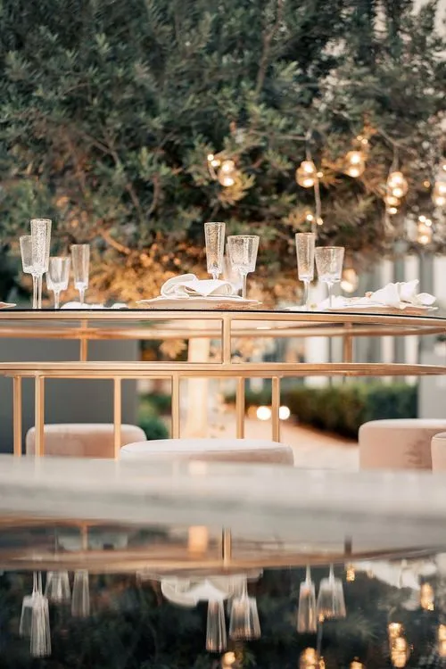 Бежевый сет со свечами за круглым столом