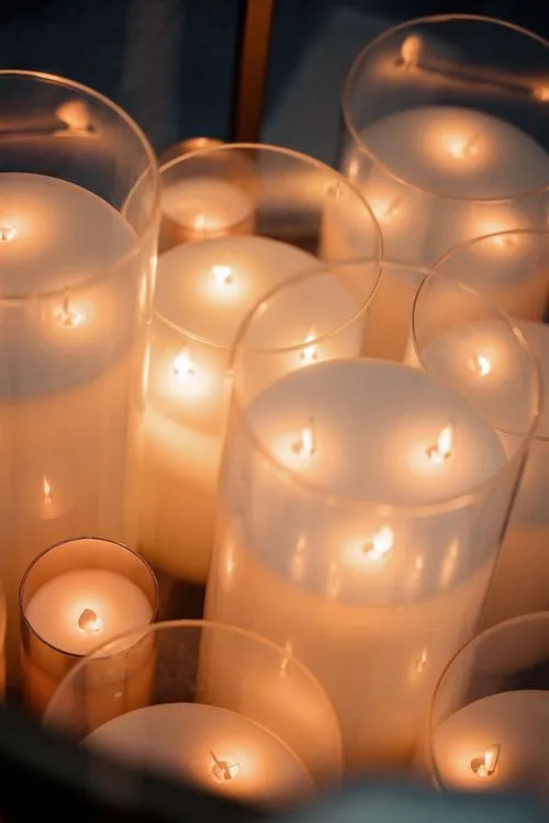 Бежевый сет со свечами за круглым столом