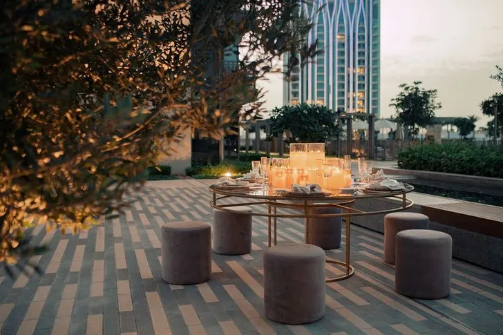 Бежевый сет со свечами за круглым столом