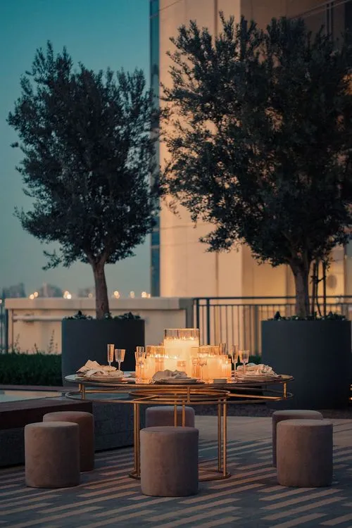 Бежевый сет со свечами за круглым столом