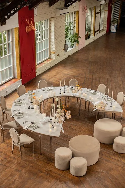 Бежевый стол-подкова