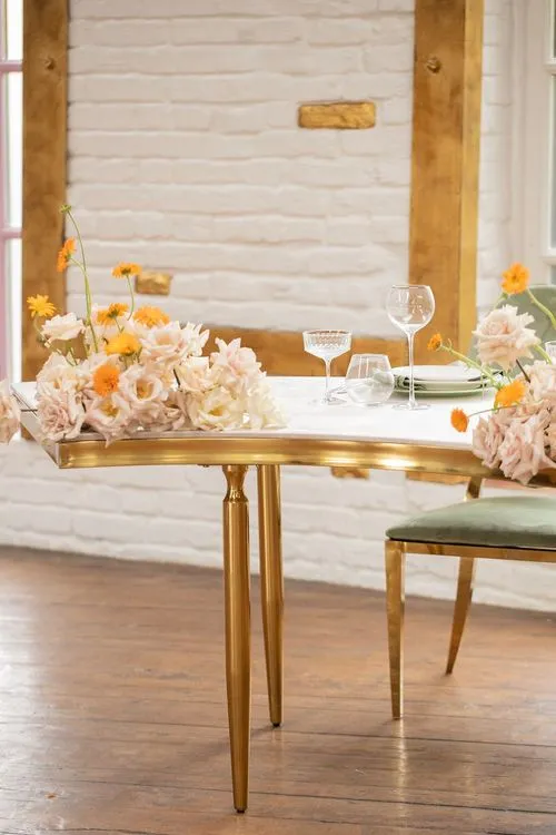 Бежевый стол-волна на двоих