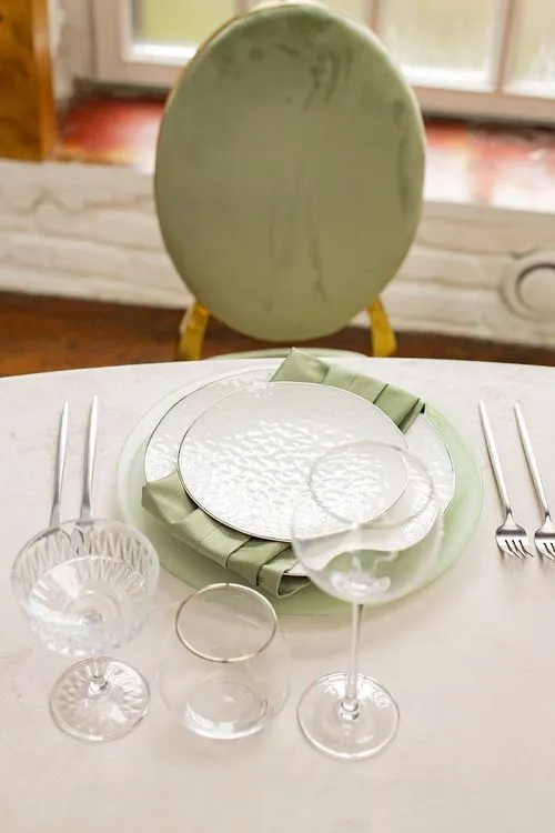 Бежевый стол-волна на двоих