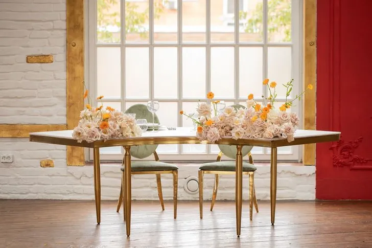 Бежевый стол-волна на двоих