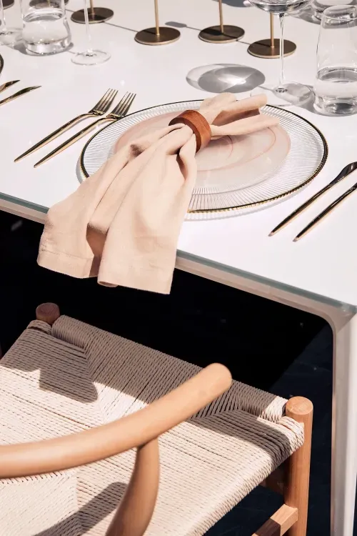 Бежевый сет с бохо акцентами за белым прямоугольным столом