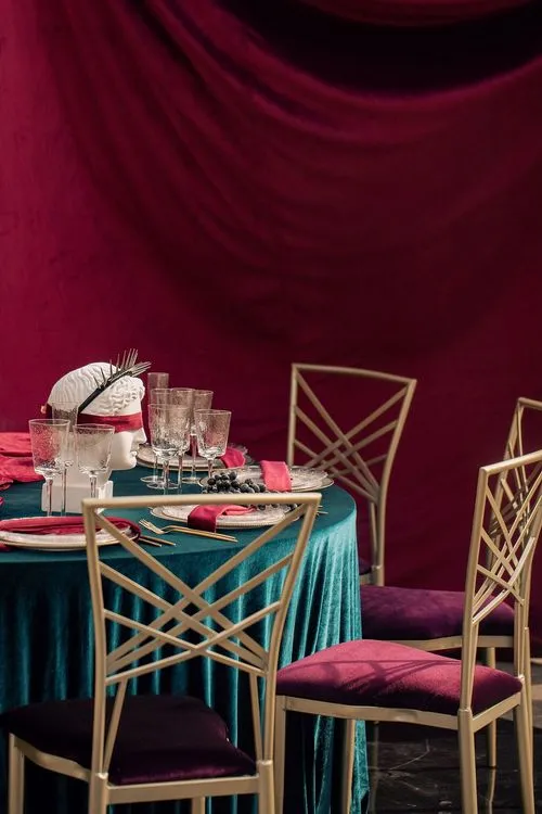 Бордово-изумрудный сет за круглым столом